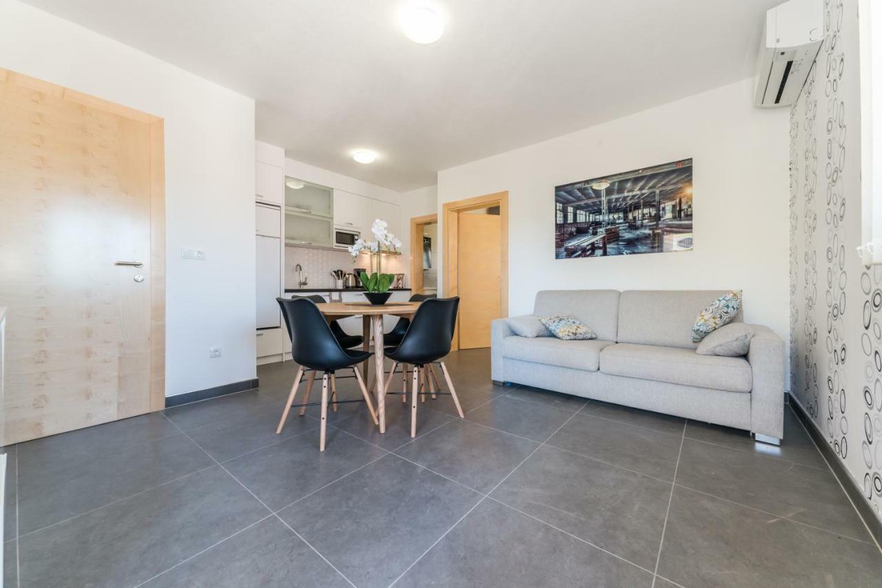 פריבלאקה Apartments Nella מראה חיצוני תמונה